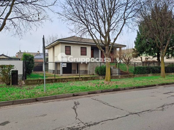 casa indipendente in vendita ad Arluno