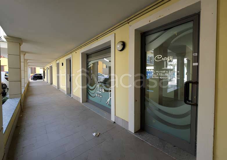 negozio in vendita ad Arluno