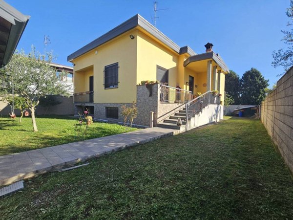 casa indipendente in vendita ad Arluno in zona Rogorotto