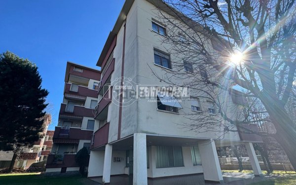 appartamento in vendita ad Arluno in zona Rogorotto