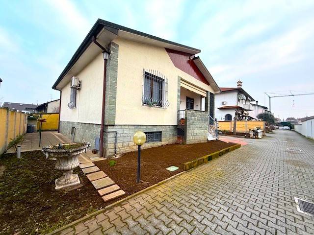 casa indipendente in vendita ad Arluno