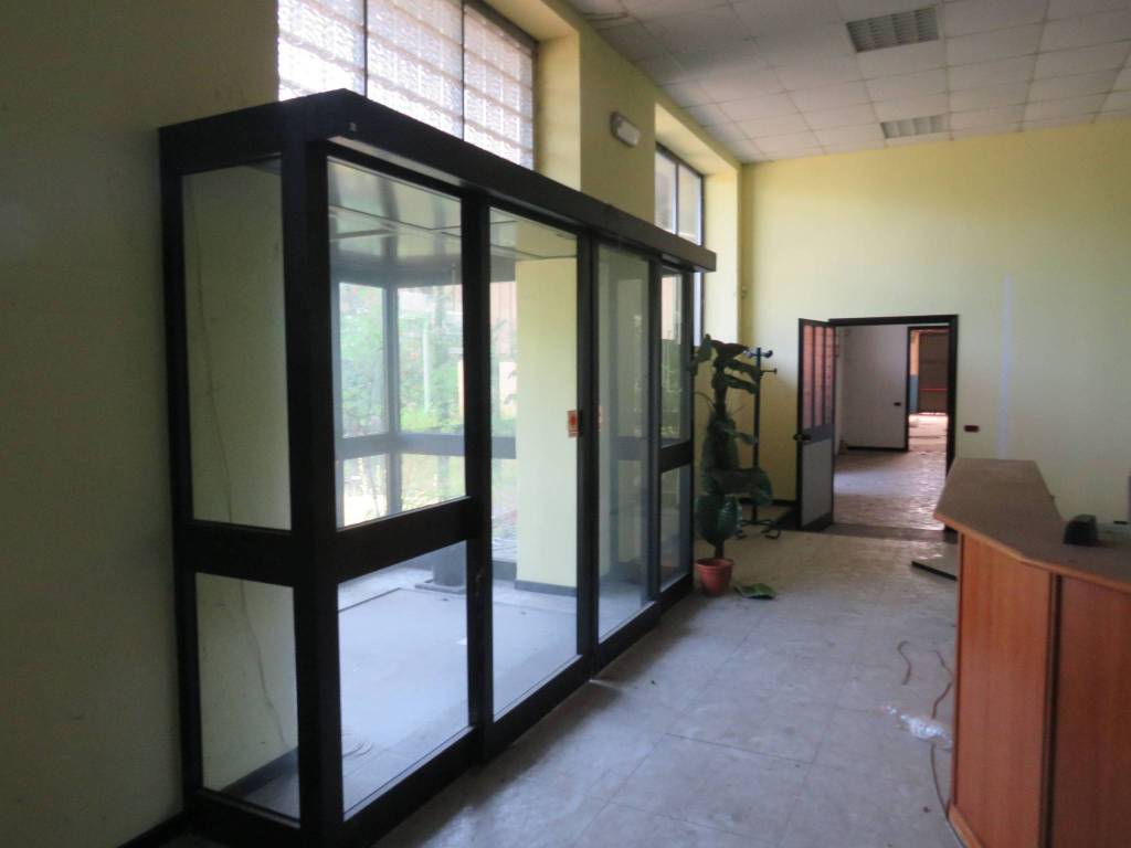 locale commerciale in vendita ad Arluno