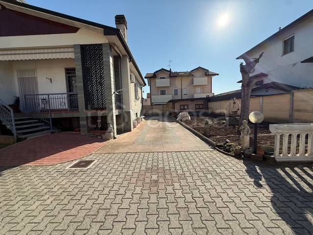 casa indipendente in vendita ad Arluno