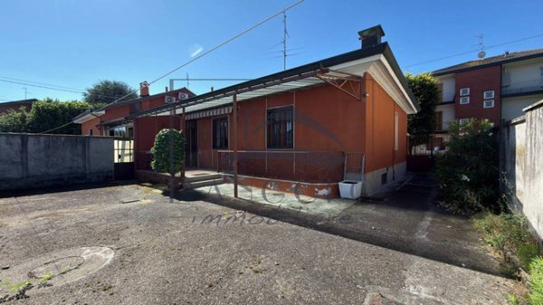 casa indipendente in vendita ad Arluno in zona Rogorotto