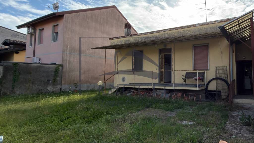 casa indipendente in vendita ad Arluno in zona Rogorotto