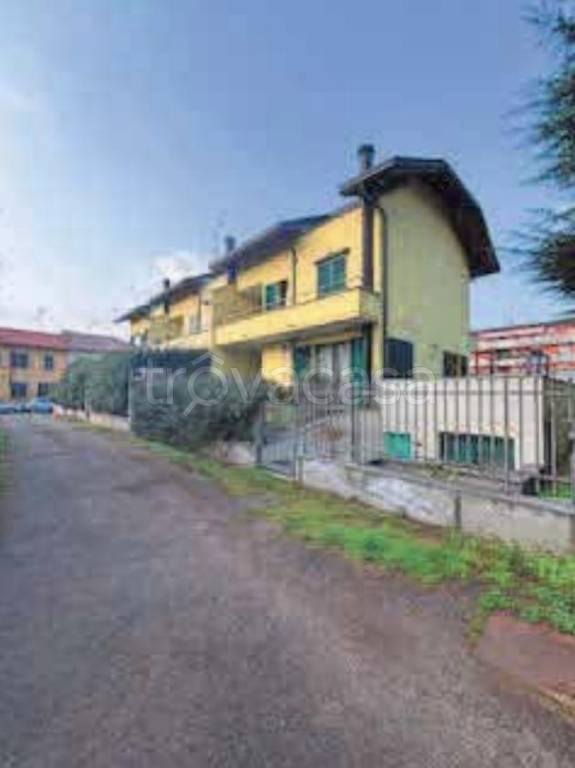 casa indipendente in vendita ad Arluno in zona Rogorotto