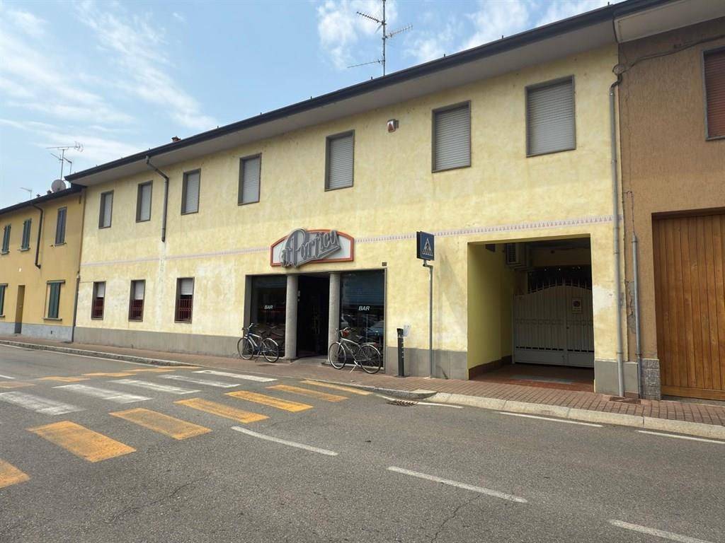 negozio in vendita ad Arluno in zona Rogorotto