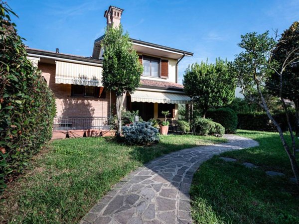casa indipendente in vendita ad Arluno in zona Rogorotto