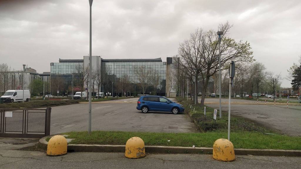 locale commerciale in vendita ad Assago