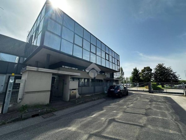 negozio in vendita ad Assago