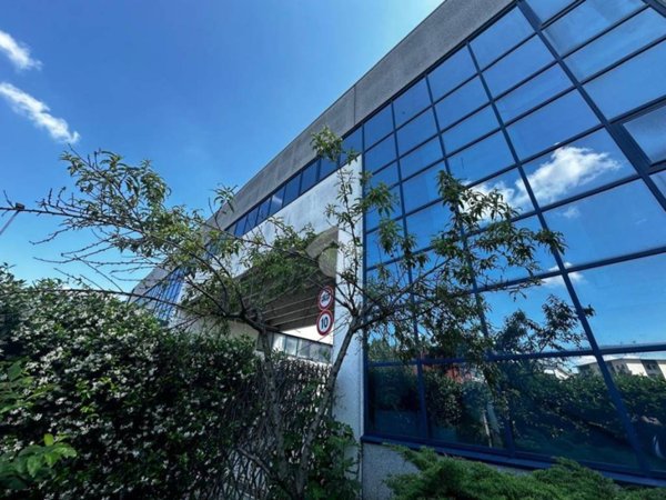 locale commerciale in vendita ad Assago