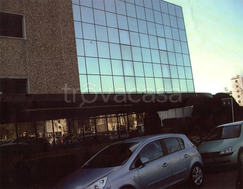 locale commerciale in vendita ad Assago