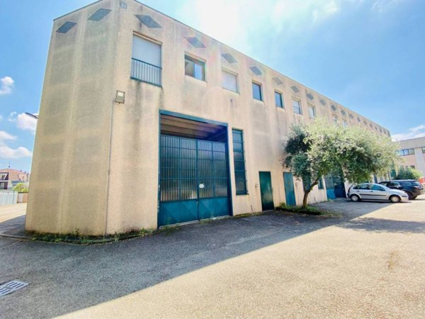 locale commerciale in vendita ad Assago