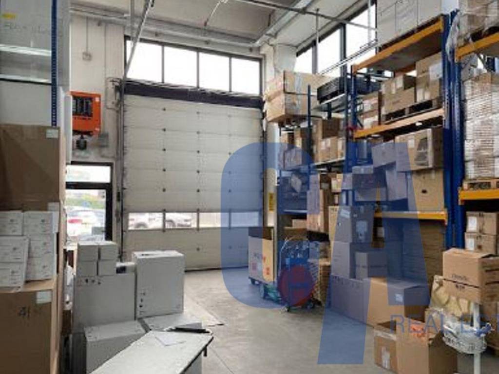 locale commerciale in vendita ad Assago