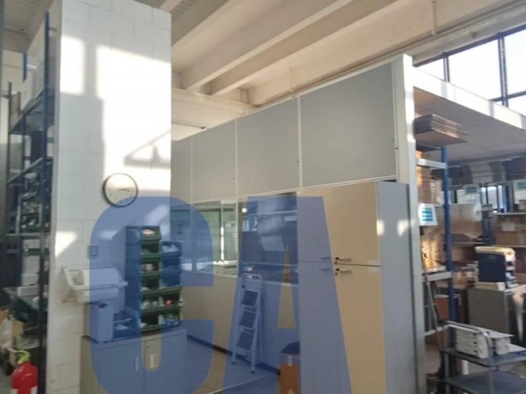 locale commerciale in vendita ad Assago