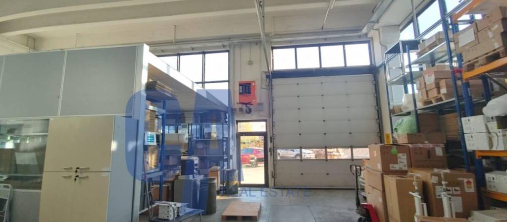 negozio in vendita ad Assago