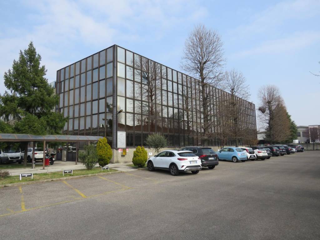 locale commerciale in vendita ad Assago