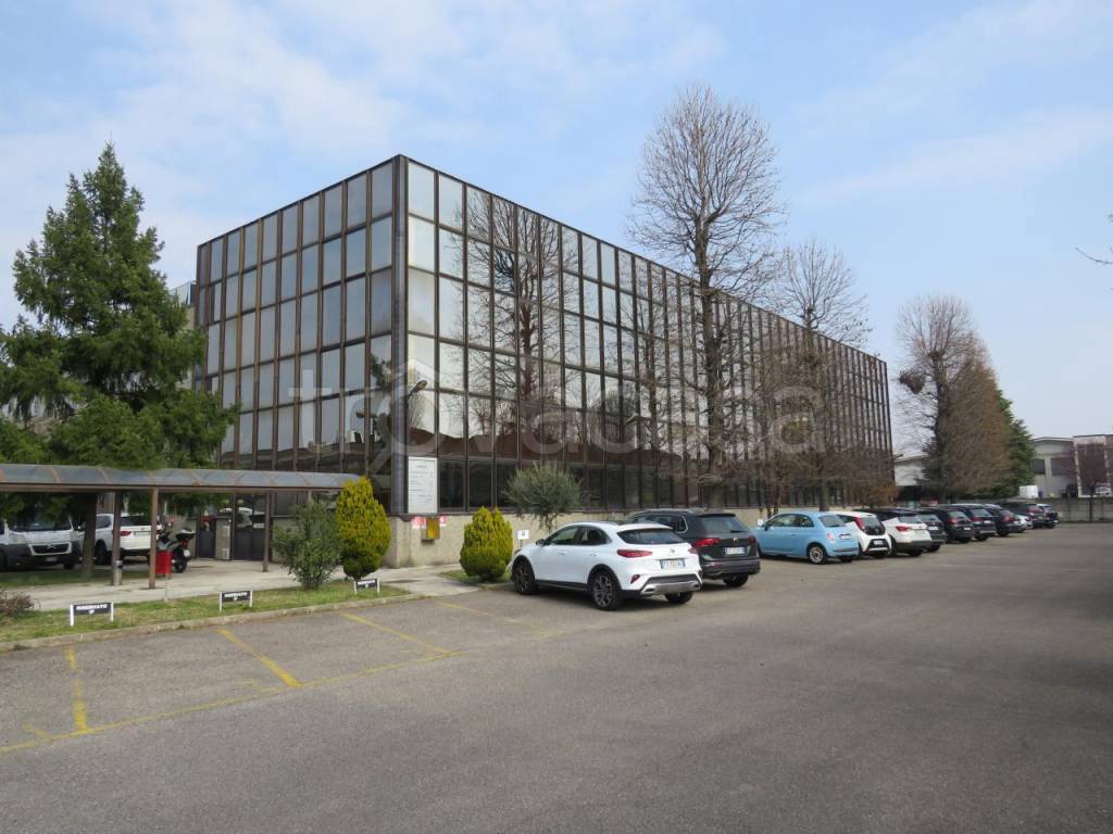 locale commerciale in vendita ad Assago