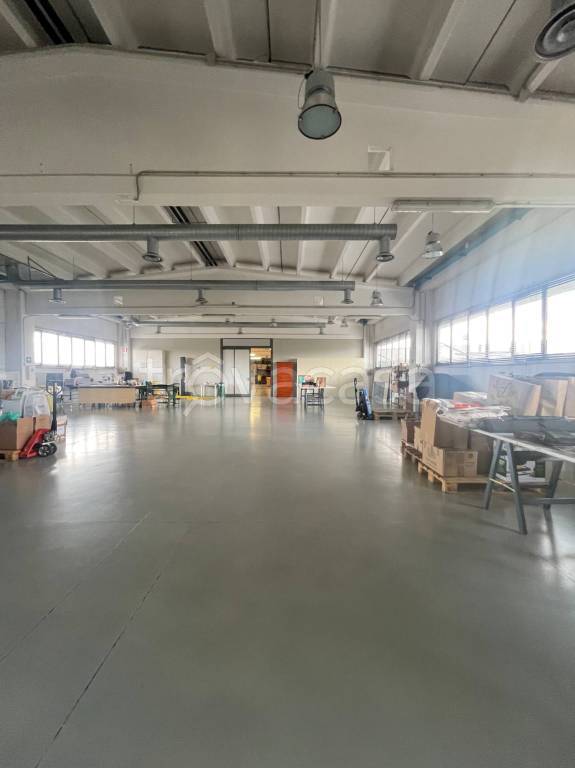locale commerciale in vendita ad Assago