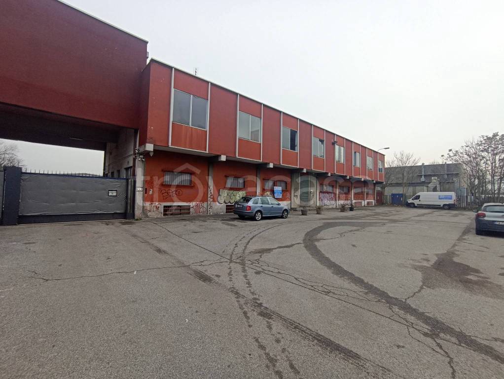 capannone in vendita ad Assago