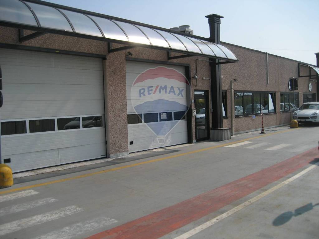 locale commerciale in vendita ad Assago