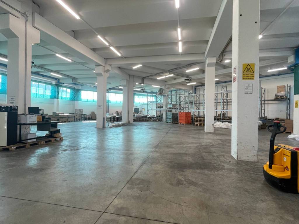 locale commerciale in vendita ad Assago