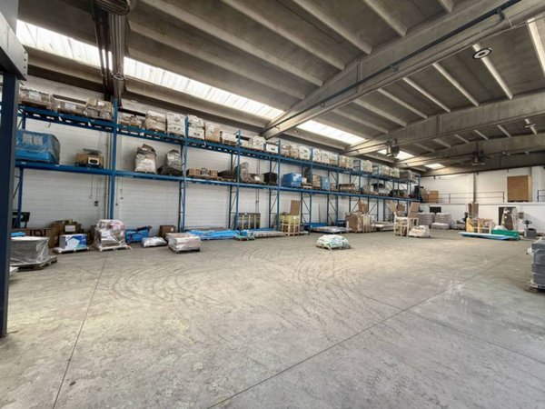 locale commerciale in vendita ad Assago