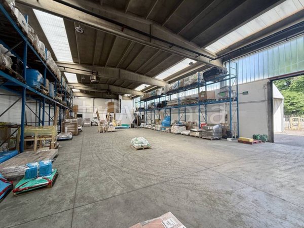 locale commerciale in vendita ad Assago
