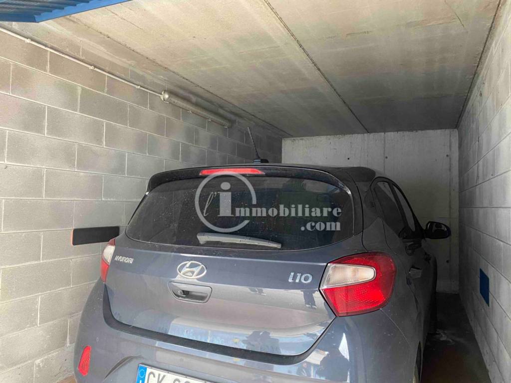 locale di sgombero in vendita ad Assago