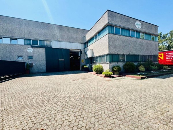 locale commerciale in vendita ad Assago
