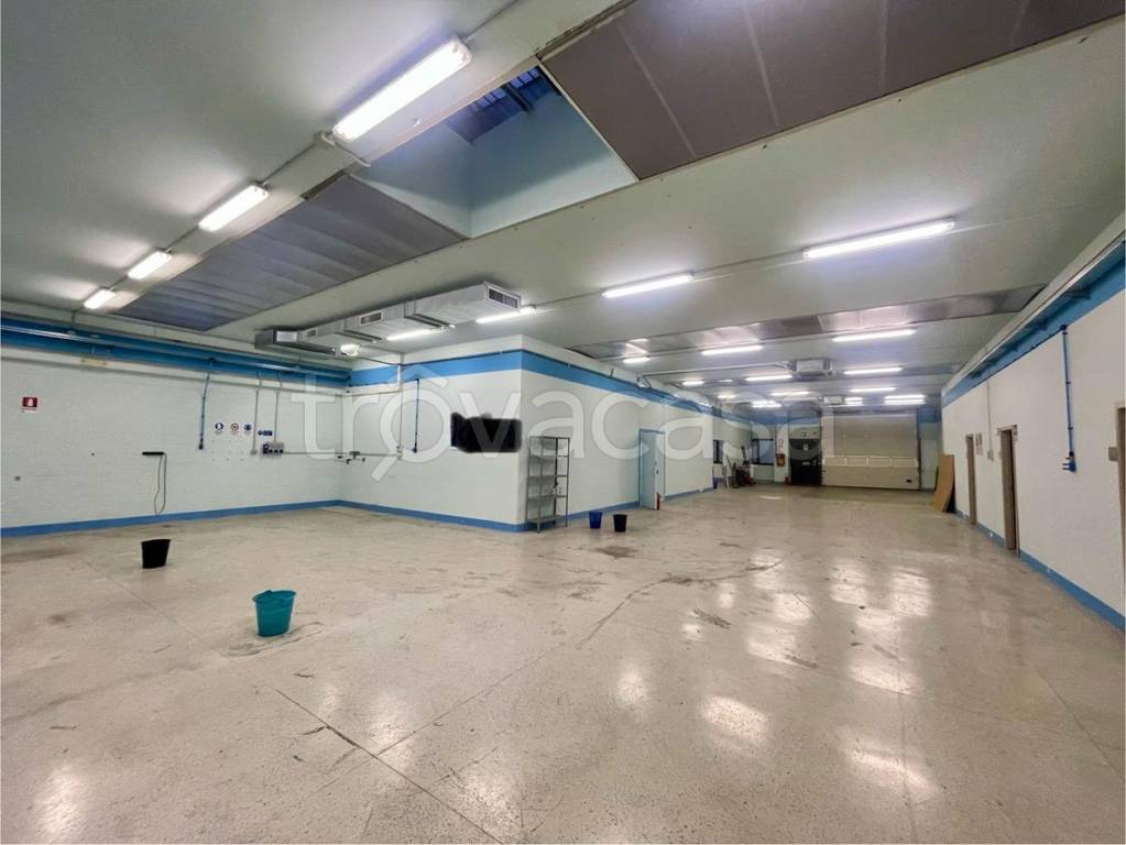 locale commerciale in vendita ad Assago