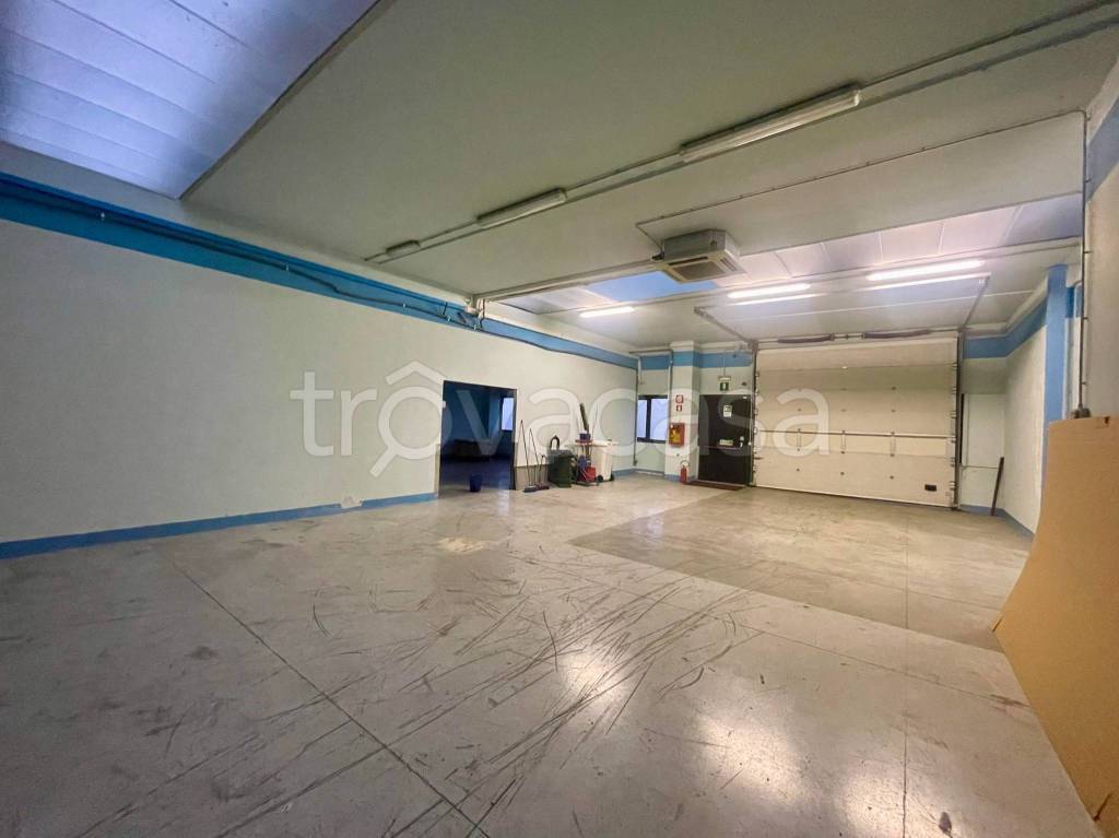 locale commerciale in vendita ad Assago