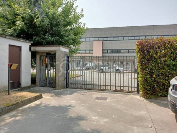 locale commerciale in vendita ad Assago