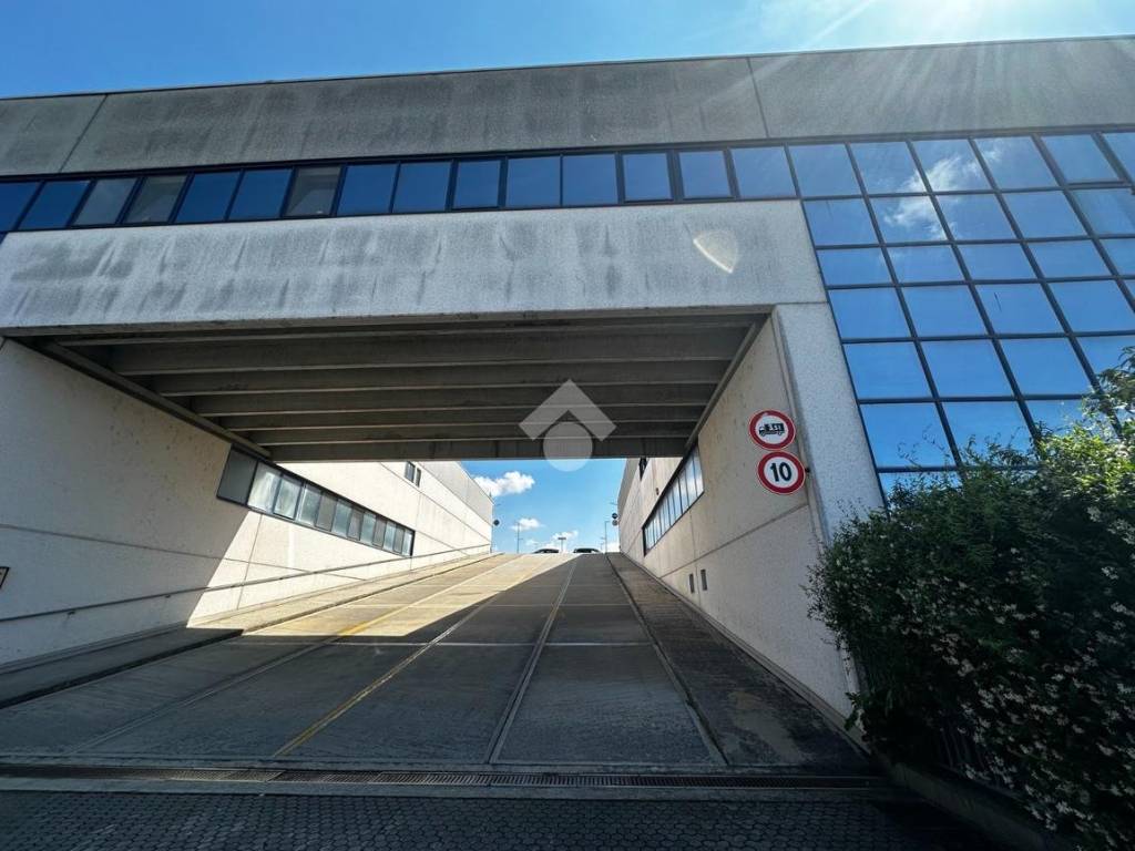 locale commerciale in vendita ad Assago