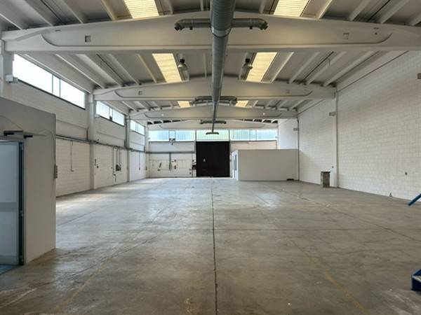 locale commerciale in vendita ad Assago