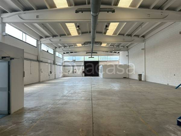 locale commerciale in vendita ad Assago