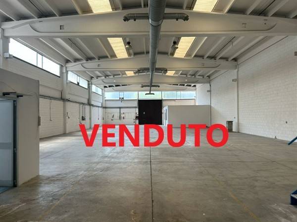 locale commerciale in vendita ad Assago