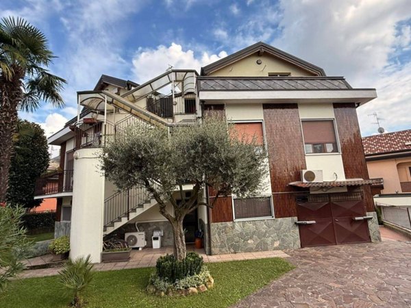 casa indipendente in vendita ad Assago