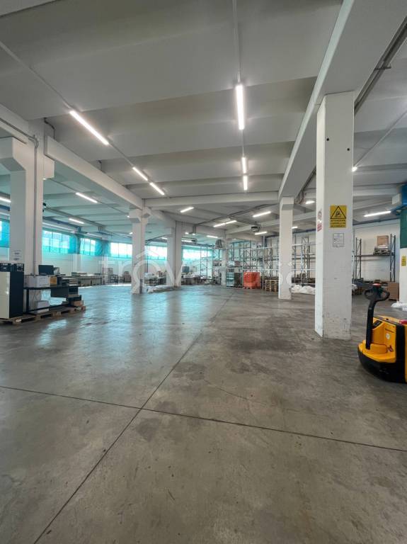 capannone in vendita ad Assago