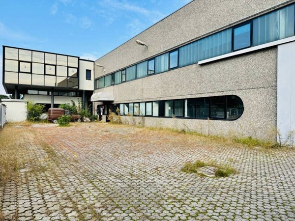 locale commerciale in vendita ad Assago