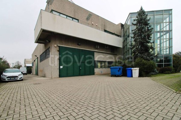 locale commerciale in vendita ad Assago