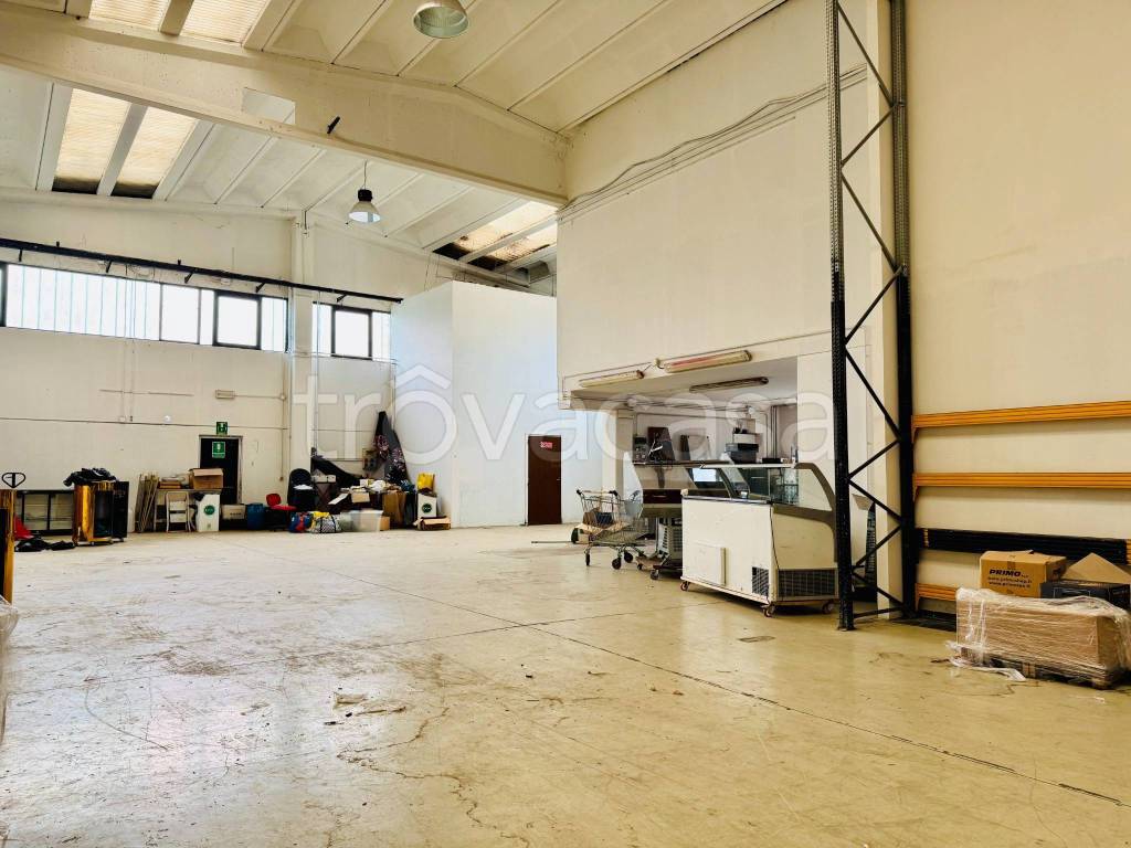 locale commerciale in vendita ad Assago