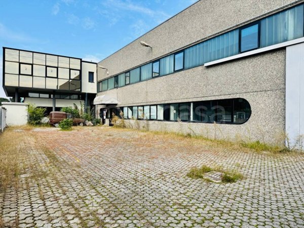 locale commerciale in vendita ad Assago