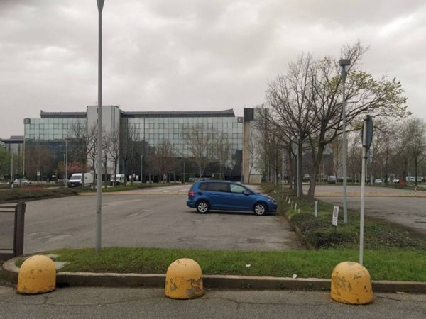 locale commerciale in vendita ad Assago