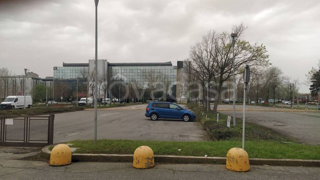 locale commerciale in vendita ad Assago