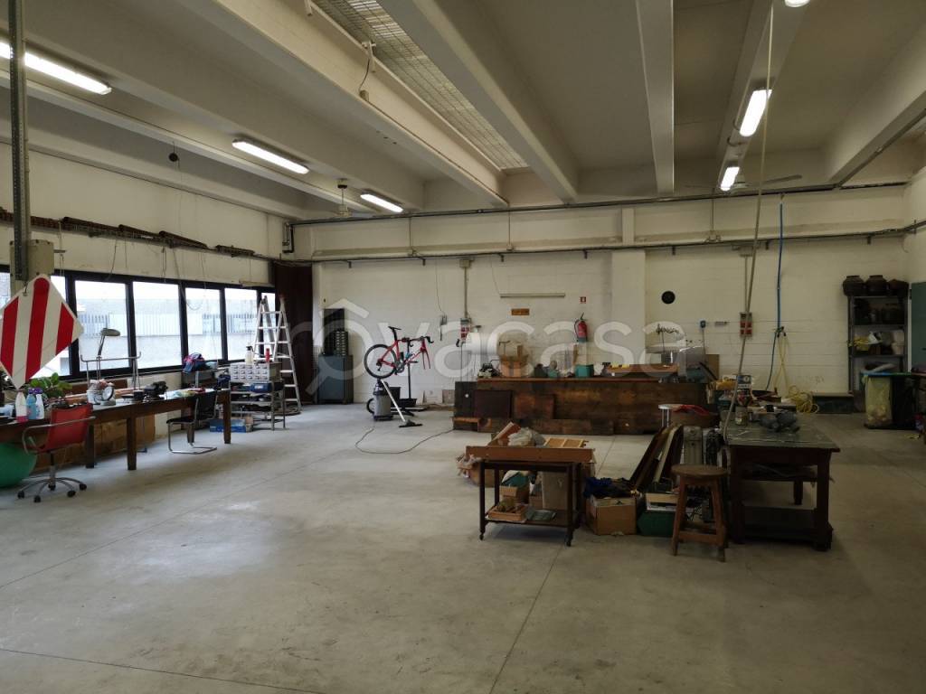 locale commerciale in vendita ad Assago
