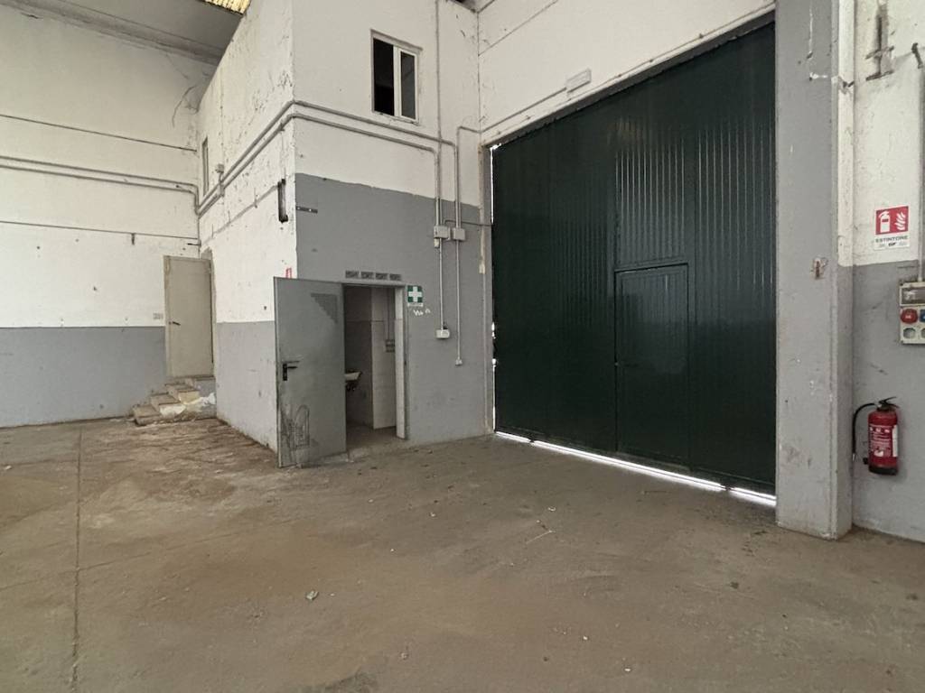 locale commerciale in vendita ad Assago