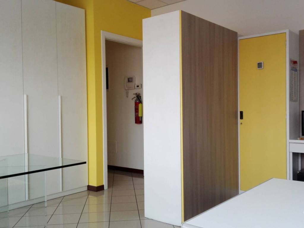 locale commerciale in vendita ad Assago