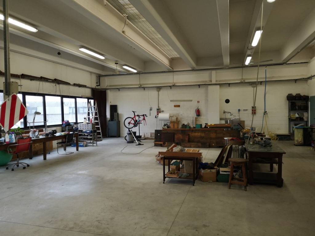 locale commerciale in vendita ad Assago