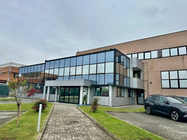 locale commerciale in vendita ad Assago